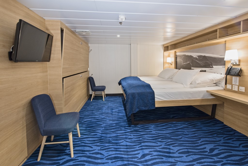 Hurtigruten MS Spitsbergen Superior Inside 2.jpg